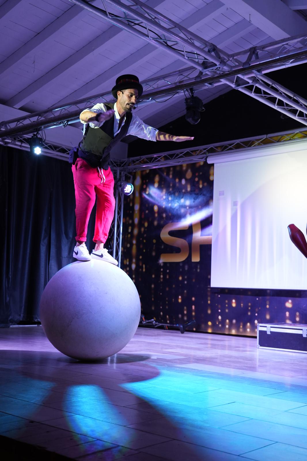 Giocoliere Napoli Ralph pollastro, sulla sfera d'equilibrio